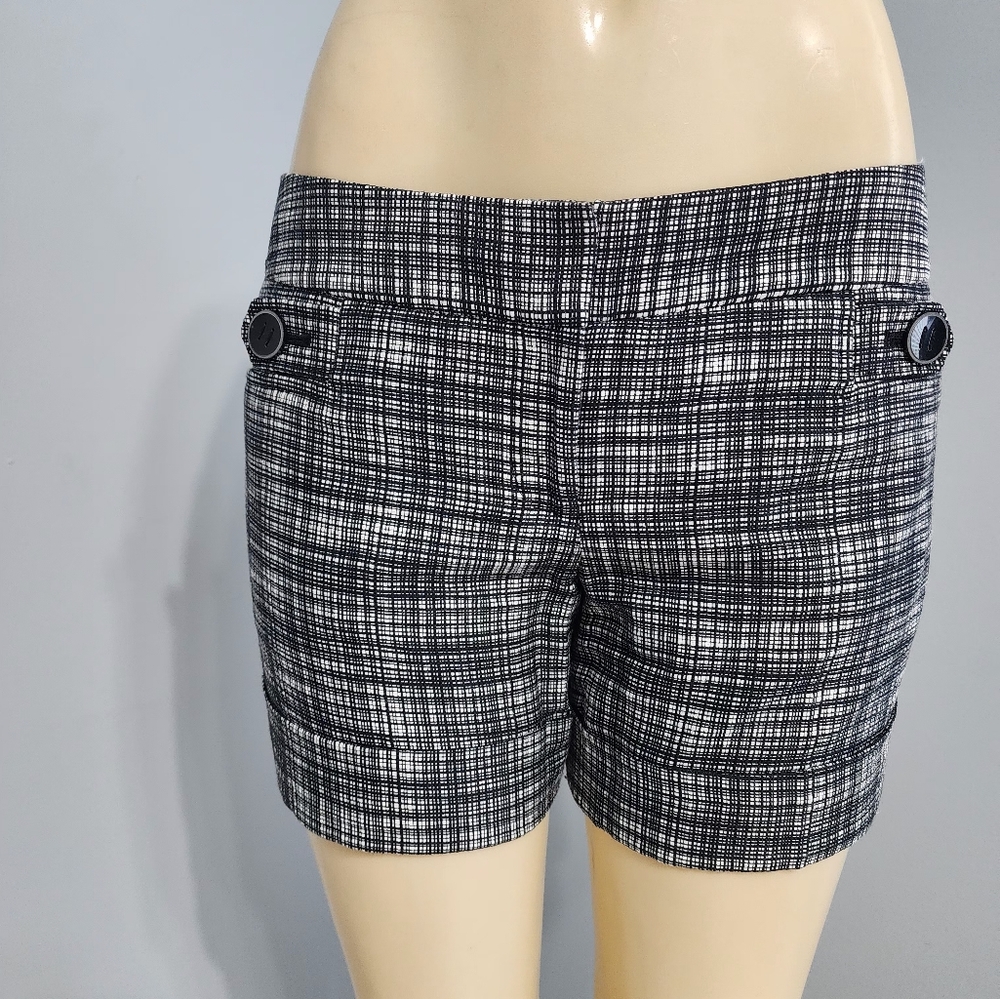 Stylish Black and White Women's Shorts THE LIMITED . SIZE 6 .  L12 .W16 .HP20 A2